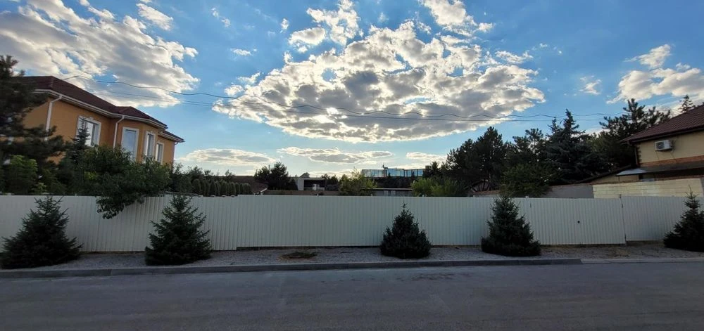 The last land plot on Yasna Street, Forum Village