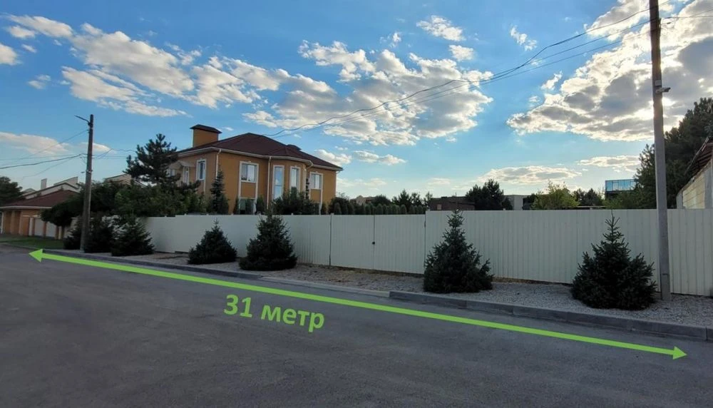 The last land plot on Yasna Street, Forum Village