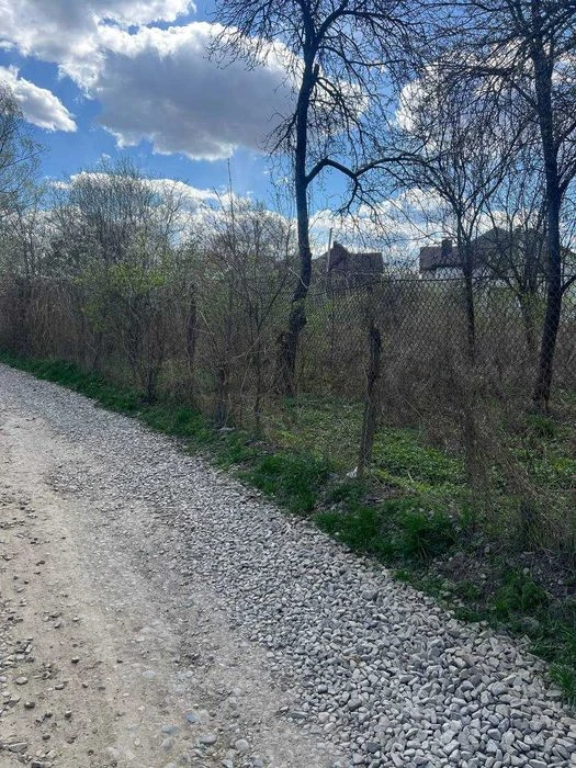 Продається земельна ділянка поруч міського озера.
