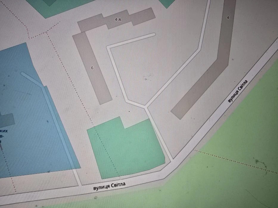 I am selling a plot of land in Khortytskyi district on Svitla Street.