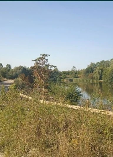 Продається земельна ділянка біля озера та ботанічного саду