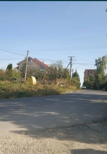 Продається земельна ділянка біля озера та ботанічного саду