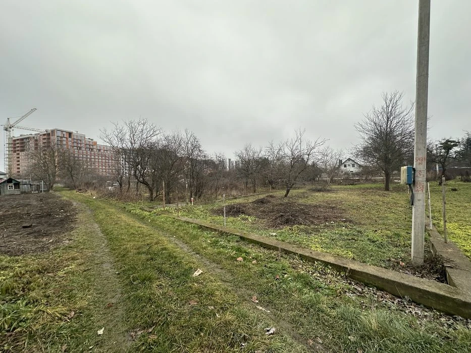 Поруч міського озера,ділянка з призначенням під будівництво