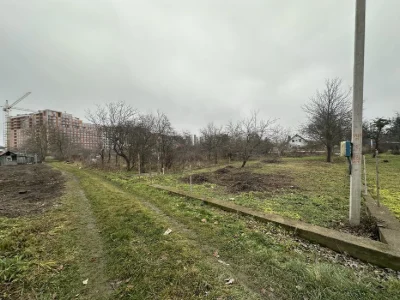 Поруч міського озера,ділянка з призначенням під будівництво
