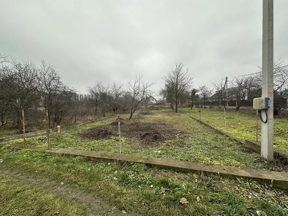 Поруч міського озера,ділянка з призначенням під будівництво