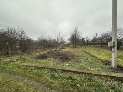 Поруч міського озера,ділянка з призначенням під будівництво