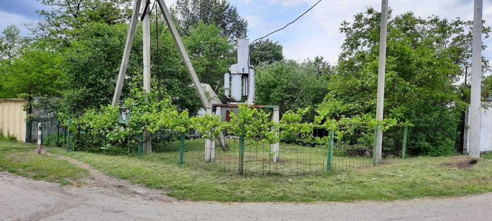 Земельна ділянка біля лісу.