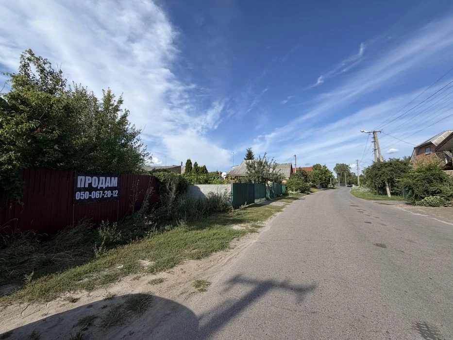 15 соток біля лісу та річки. Асфальтований підʼїзд. Всі кому