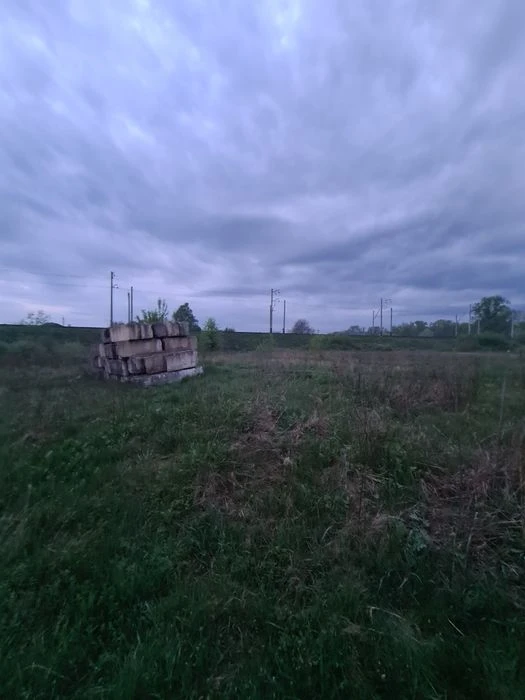 Крутий Берег, земельна ділянка поруч з річкою  під забудову.