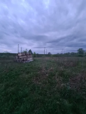 Крутий Берег, земельна ділянка поруч з річкою  під забудову.