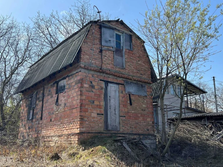 Дачна ділянка з будинком