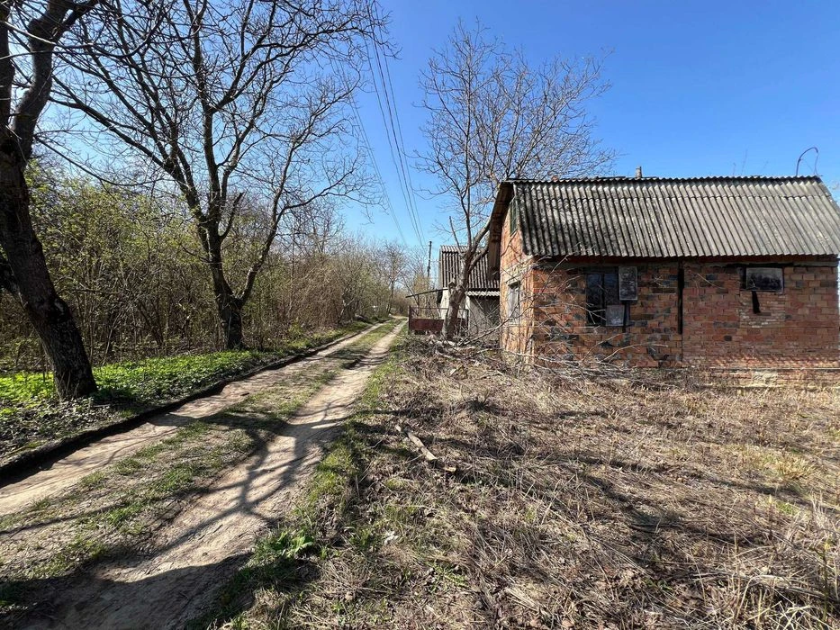 Дачна ділянка з будинком