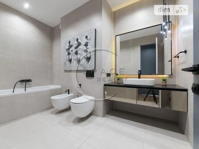 Продаж 3к квартири 125 кв. м на вул. Андрія Верхогляда 17 •
