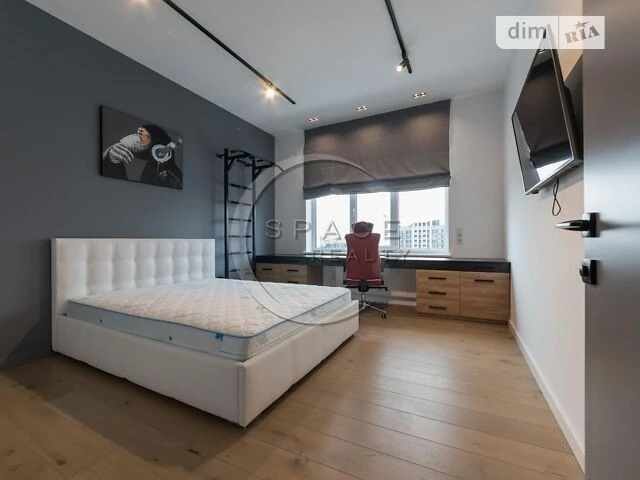Продаж 3к квартири 125 кв. м на вул. Андрія Верхогляда 17 •
