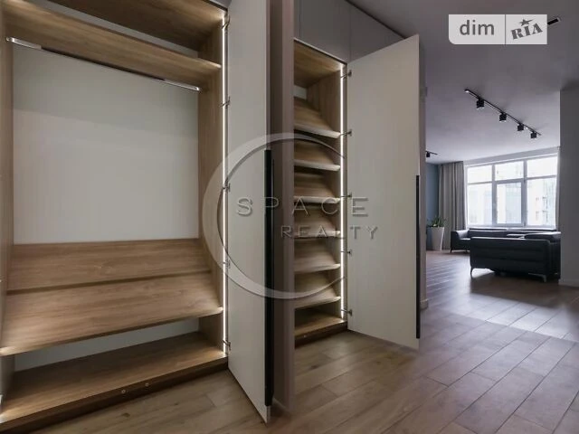 Продаж 3к квартири 125 кв. м на вул. Андрія Верхогляда 17 •