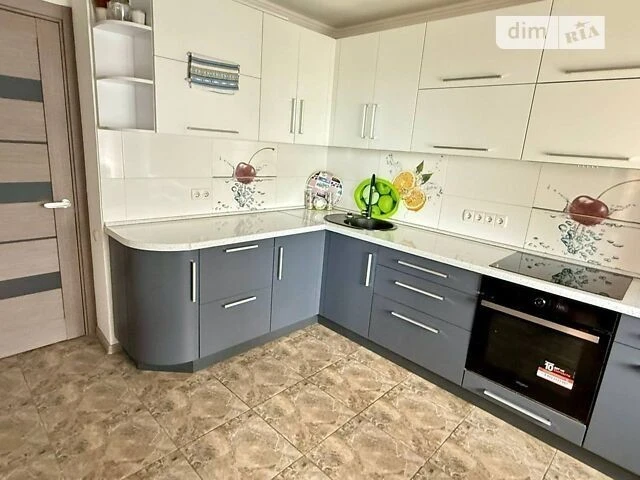 Продаж 3к квартири 93.3 кв. м на вул. Братства тарасівців 12
