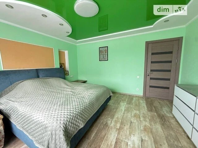 Продаж 3к квартири 93.3 кв. м на вул. Братства тарасівців 12