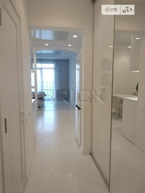 Продаж 1к квартири 37.7 кв. м на вул. Михайла Максимовича 28