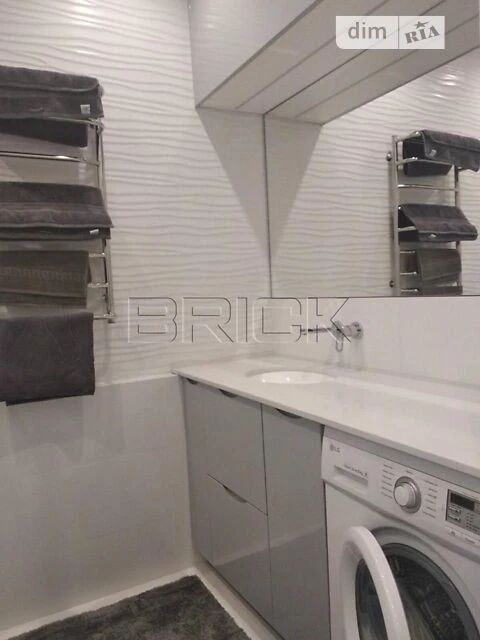 Продаж 1к квартири 37.7 кв. м на вул. Михайла Максимовича 28