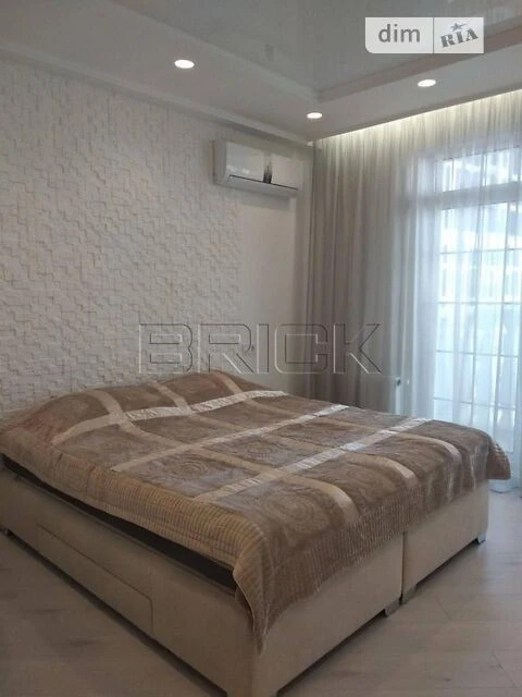 Продаж 1к квартири 37.7 кв. м на вул. Михайла Максимовича 28