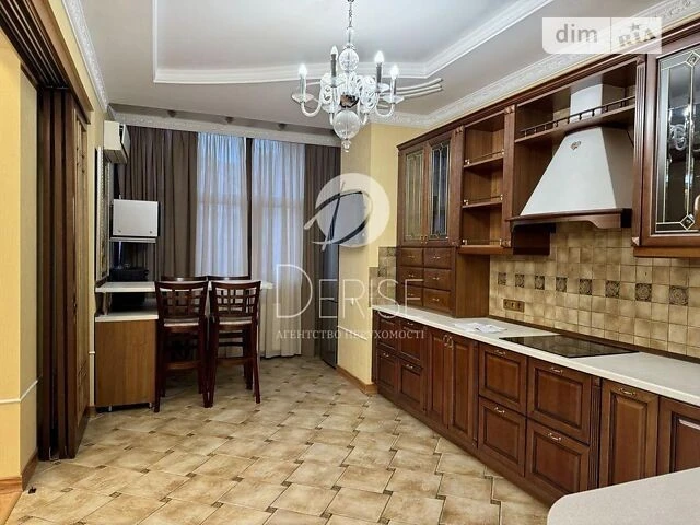 Продаж 4к квартири 178 кв. м на вул. Коновальця Євгена 32 •