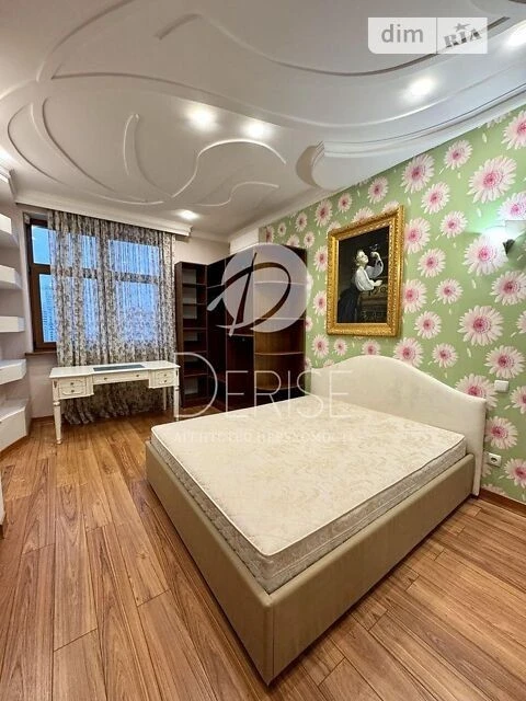 Продаж 4к квартири 178 кв. м на вул. Коновальця Євгена 32 •