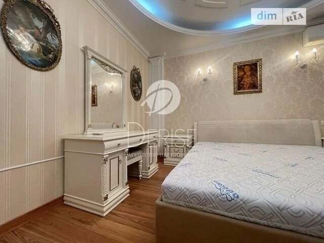 Продаж 4к квартири 178 кв. м на вул. Коновальця Євгена 32 •
