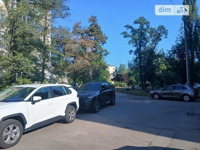 Продаж 1к квартири 31.9 кв. м на просп. Леоніда Каденюка 15