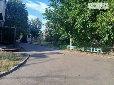 Продаж 1к квартири 31.9 кв. м на просп. Леоніда Каденюка 15
