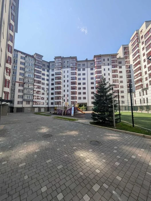 Продам велику Однокімнатну квартиру у сучасному ЖК біля річк
