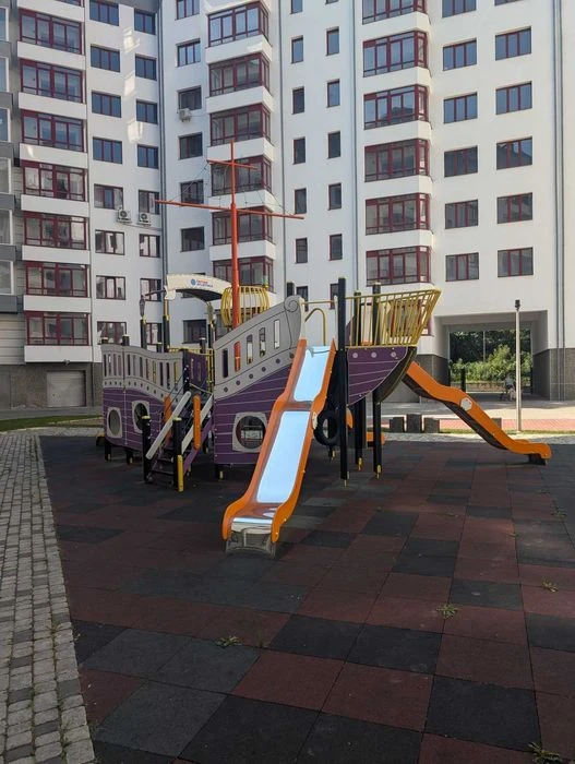 Продам велику Однокімнатну квартиру у сучасному ЖК біля річк