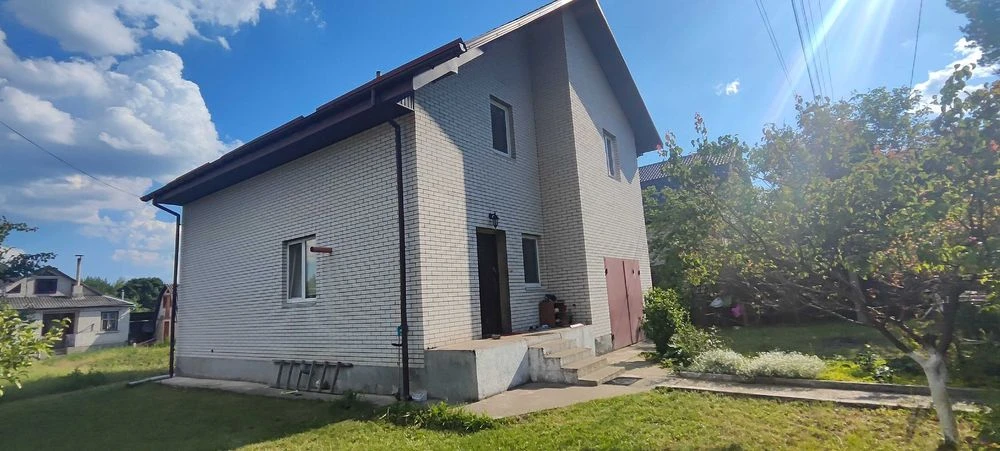 Продається новий двоповерховий цегляний будинок.4 кімнати.Га