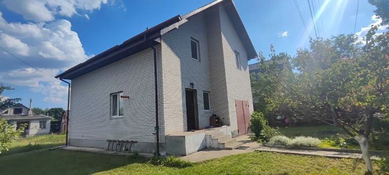 Продається новий двоповерховий цегляний будинок.4 кімнати.Га