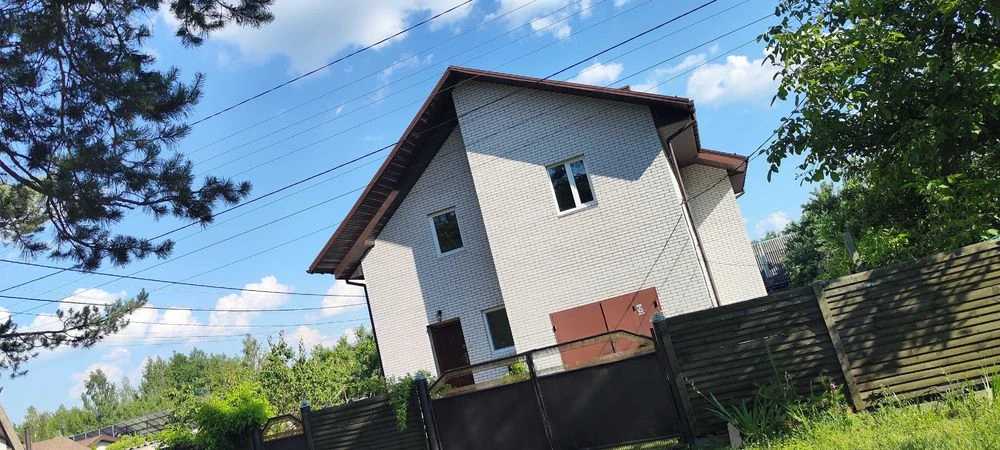 Продається новий двоповерховий цегляний будинок.4 кімнати.Га