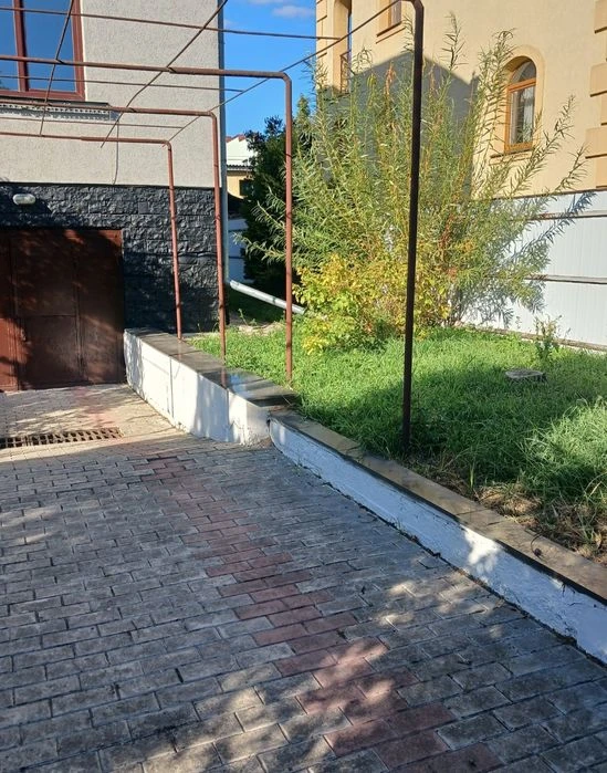 Продам будинок у місті, район Гідропарку