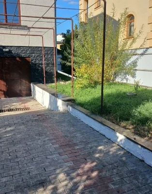 Продам будинок у місті, район Гідропарку