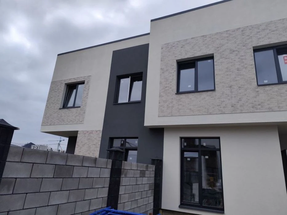 3-кімнатний котедж у місті, 114м2, з чорновими роботами, газ