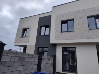 3-кімнатний котедж у місті, 114м2, з чорновими роботами, газ
