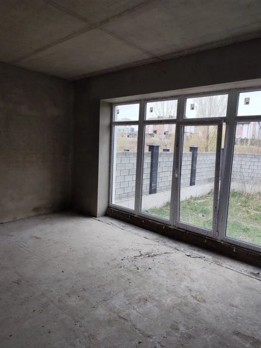 3-кімнатний котедж у місті, 114м2, з чорновими роботами, газ