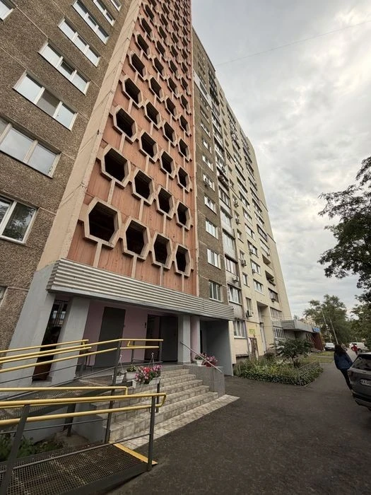 Оренда 2 кімн 55м2, Дарницький вокзал, вул Ялтинська