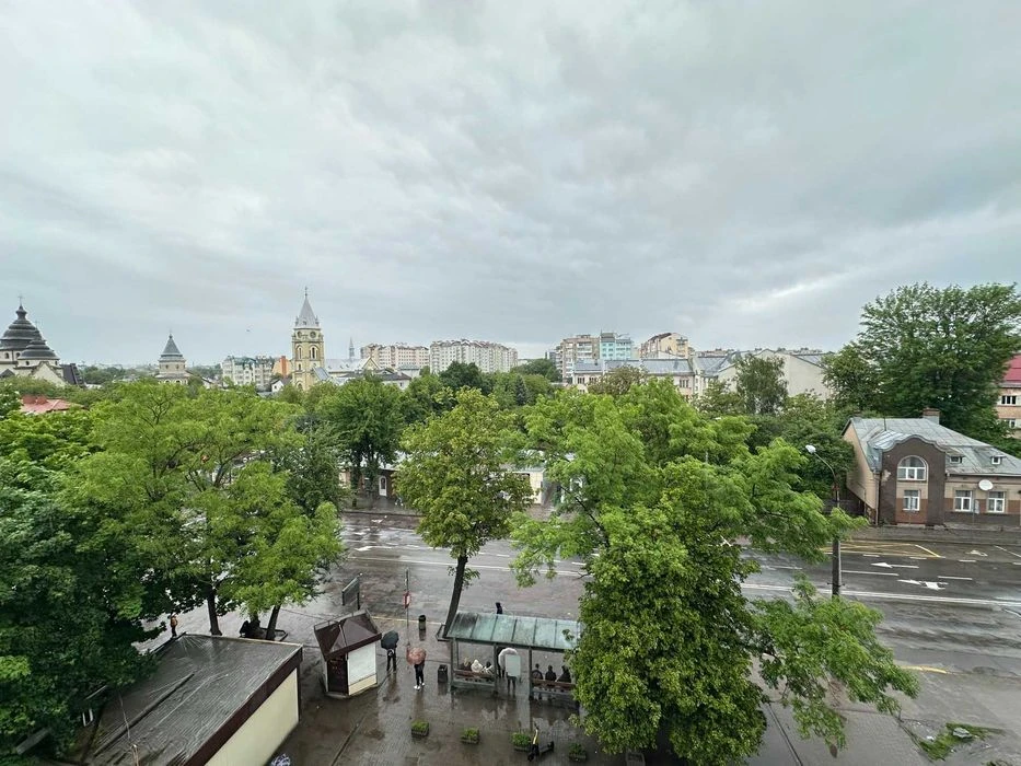Велика 3-кім квартира з чорновим ремонтом вул.Незалежності.