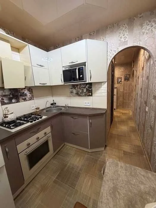 Продам 2 ком. кв. с ремонтом и мебелью перекресток Тракторос