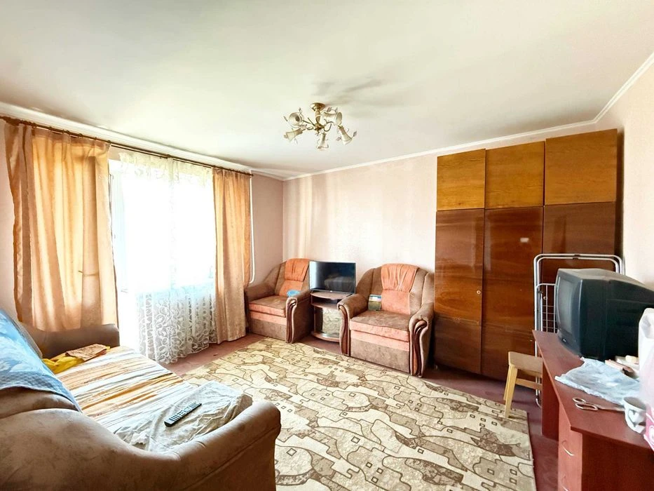 Продаж квартири в цегляному будинку біля ТЦ Мост