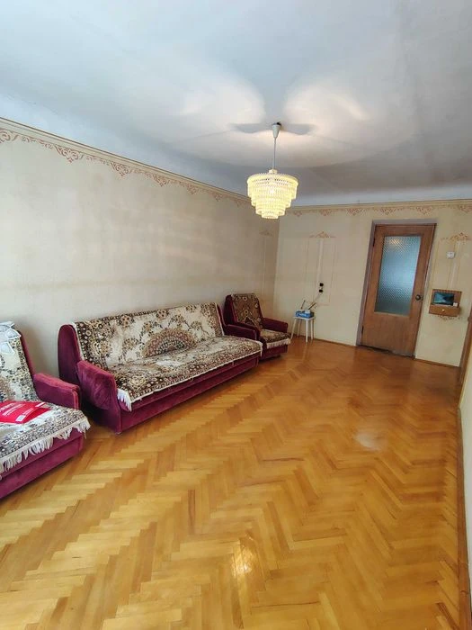 3 кім. в цегляному будинку,2 поверх, поблизу центру