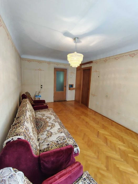 3 кім. в цегляному будинку,2 поверх, поблизу центру