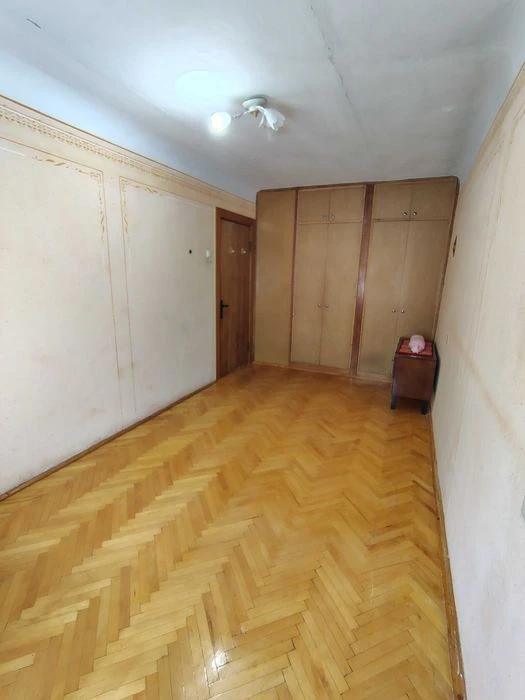 3 кім. в цегляному будинку,2 поверх, поблизу центру