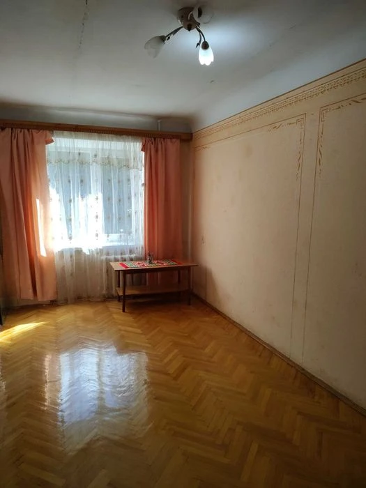 3 кім. в цегляному будинку,2 поверх, поблизу центру