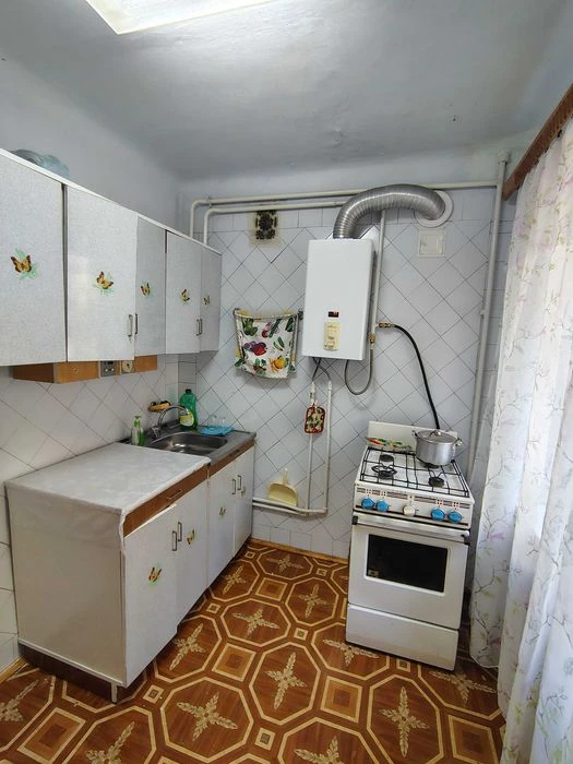 3 кім. в цегляному будинку,2 поверх, поблизу центру