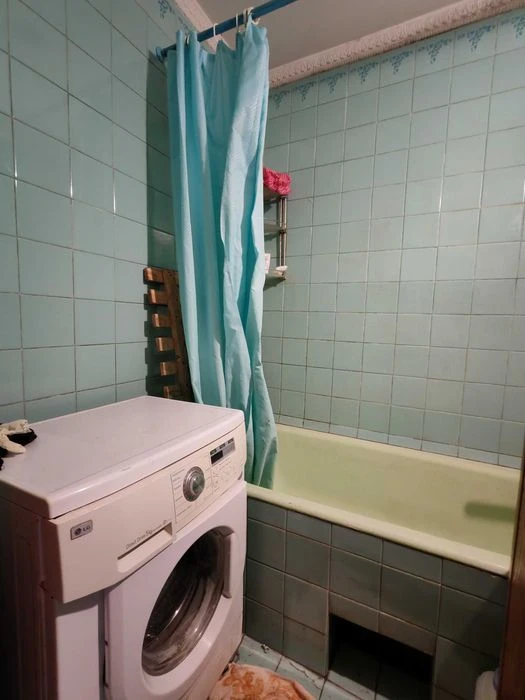 I am selling a spacious 3-room apartment with an improved layout.