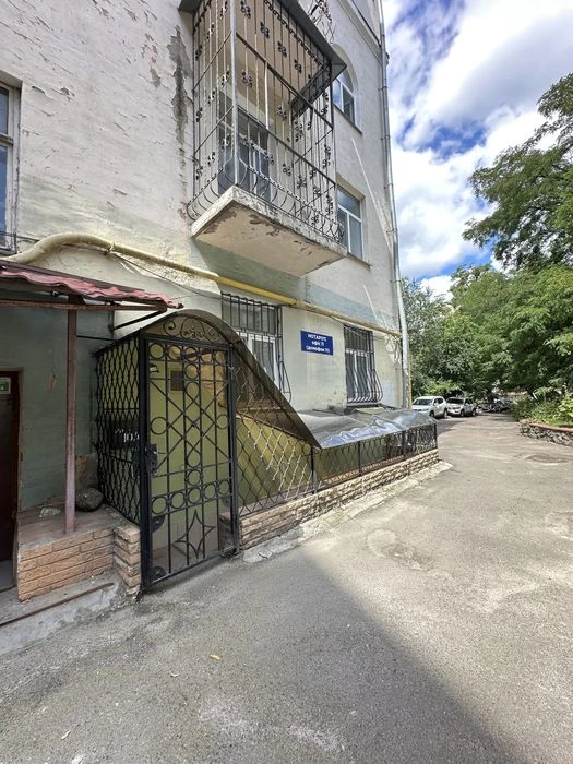 Продам квартиру (офіс) на Золотих Воротах